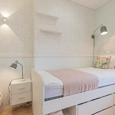 Whiteloft Pool Lounge *