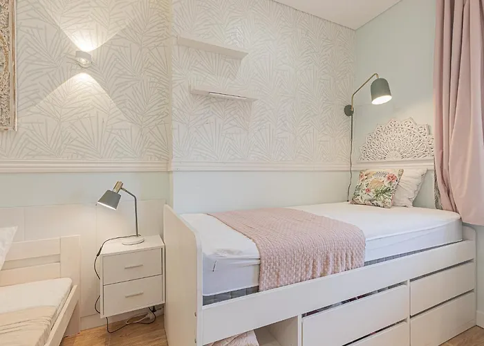 Whiteloft Pool Lounge *