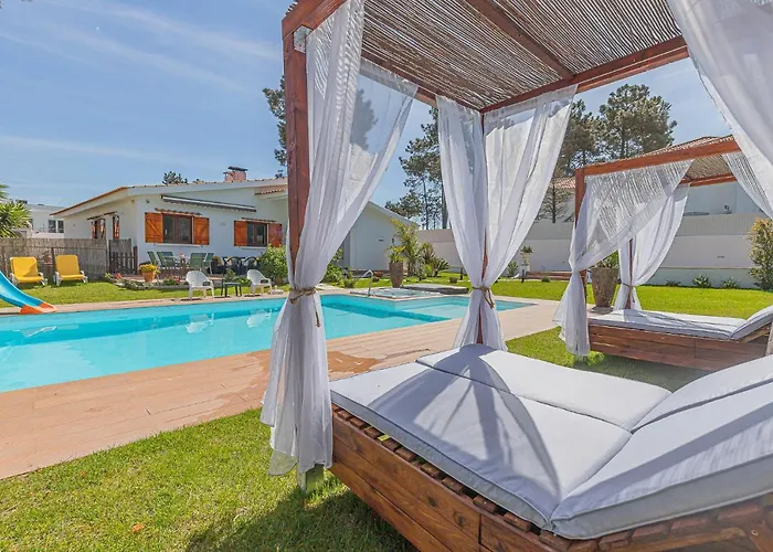 Whiteloft Pool Lounge *